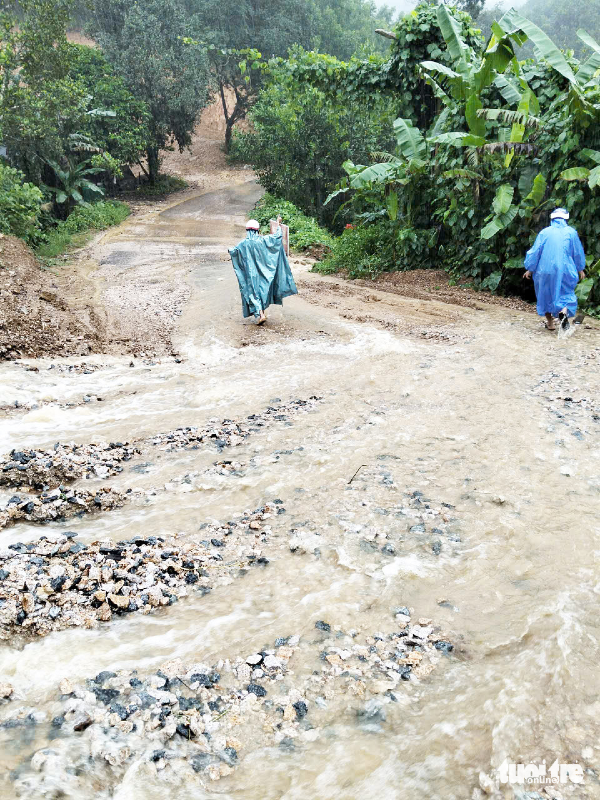 岘港山区大雨,山体滑坡,洪水,达克米4号水电站预计泄洪量增至4500立方米/秒